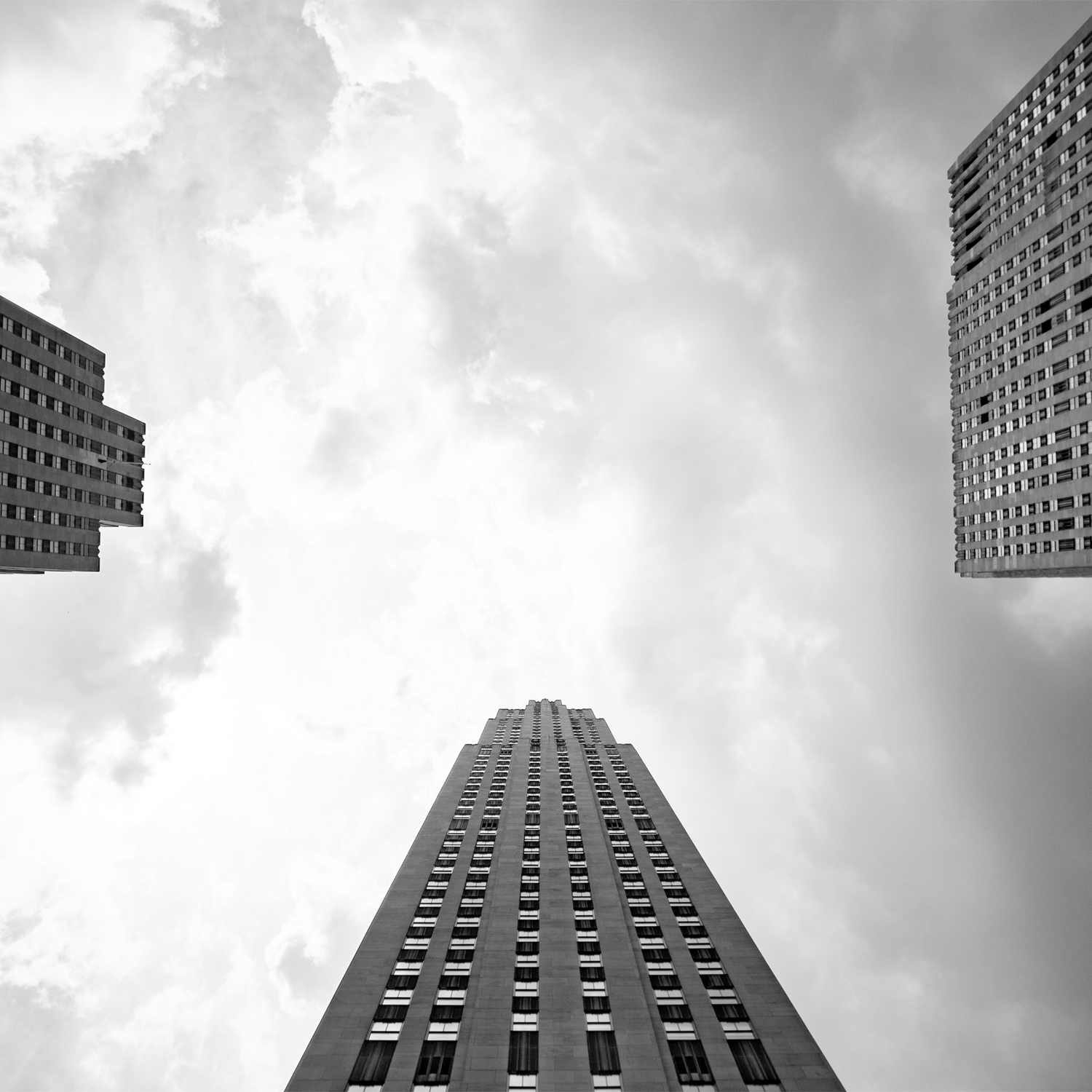 Contatta Giovanni Casale, fotografo specializzato in street, skateboarding e urban photography tra pellicola e digitale.