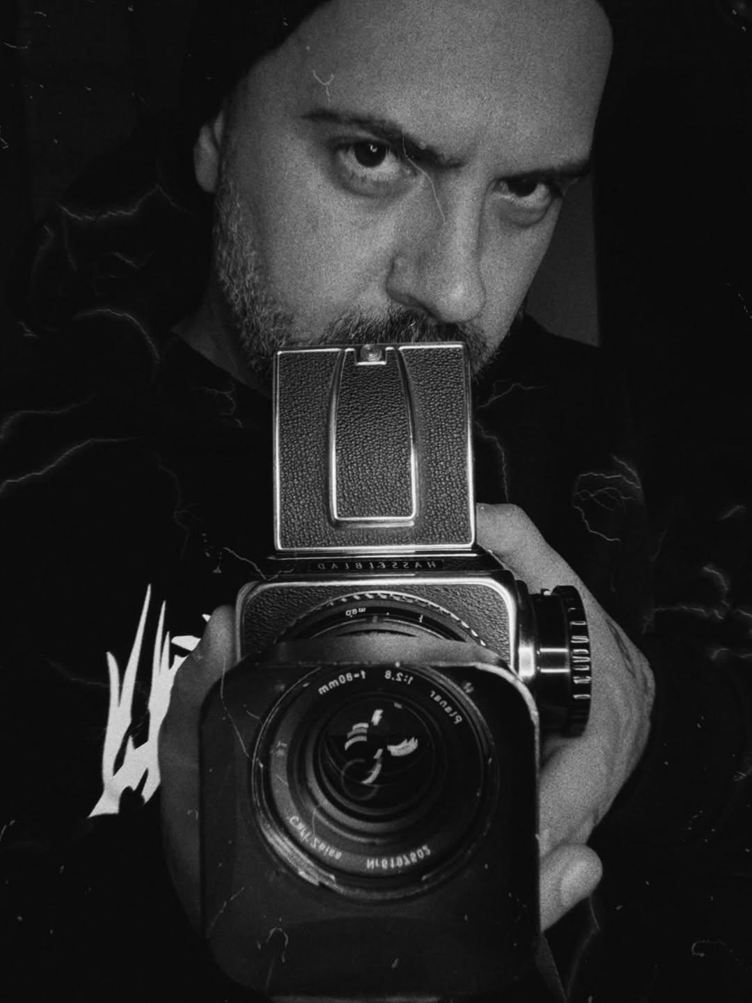 Giovanni Casale — autoritratto con Hasselblad medio formato, bianco e nero, sguardo in camera