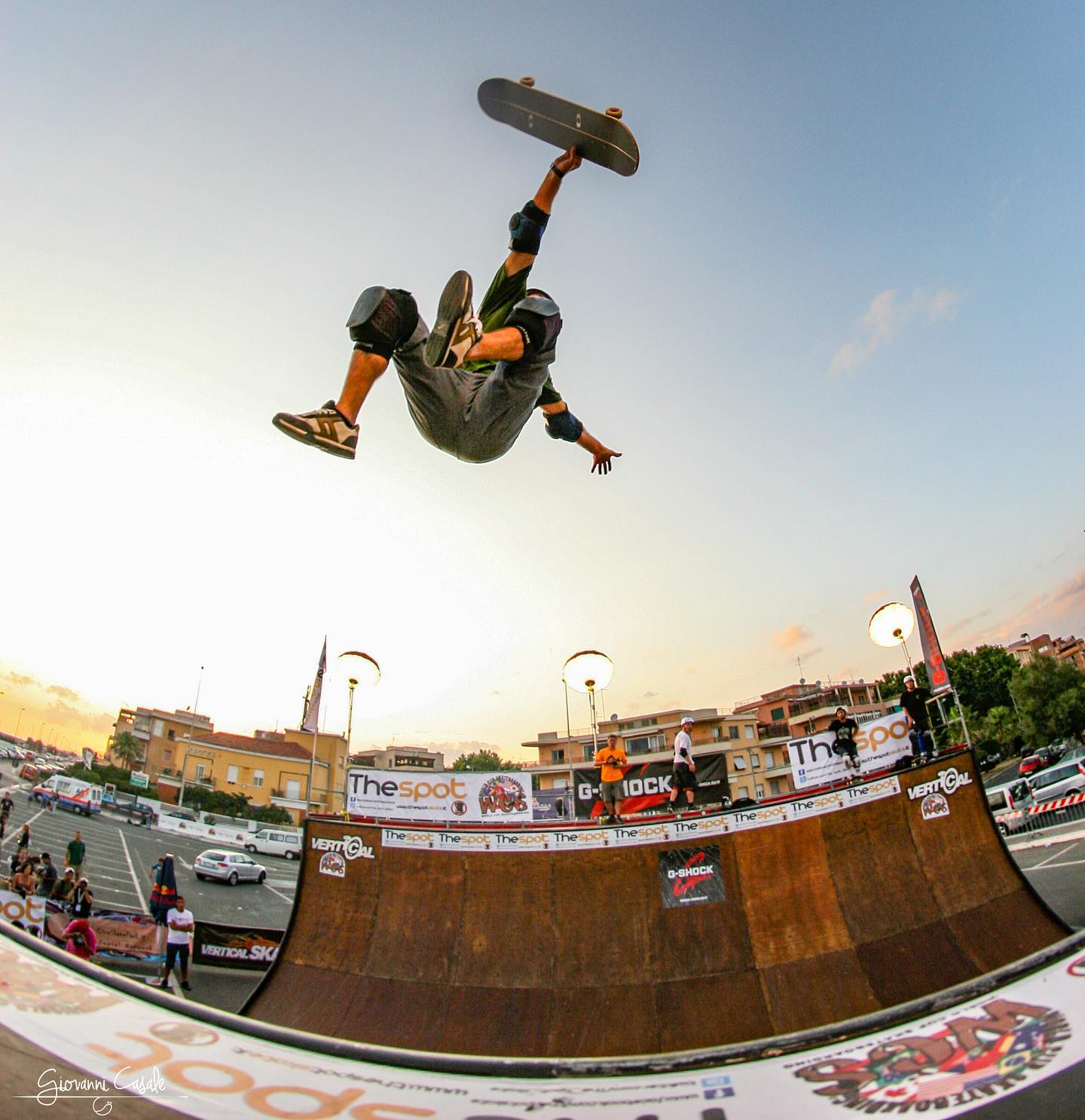 Skateboarder in volo su halfpipe ad Ostia, figura aerea contro cielo — Giovanni Casale fotografia d'azione