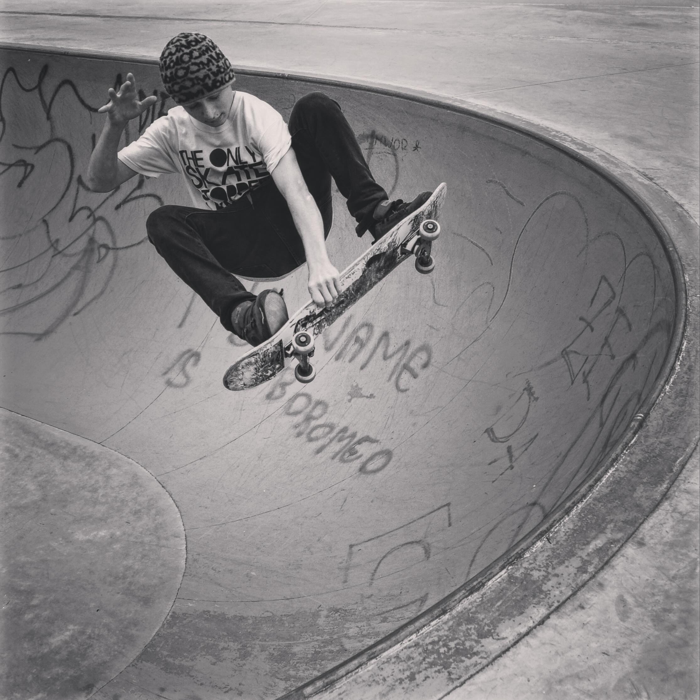 Skateboarder su bowl al Cineskate Park di Cinecittà Roma, luce dorata al tramonto — Giovanni Casale