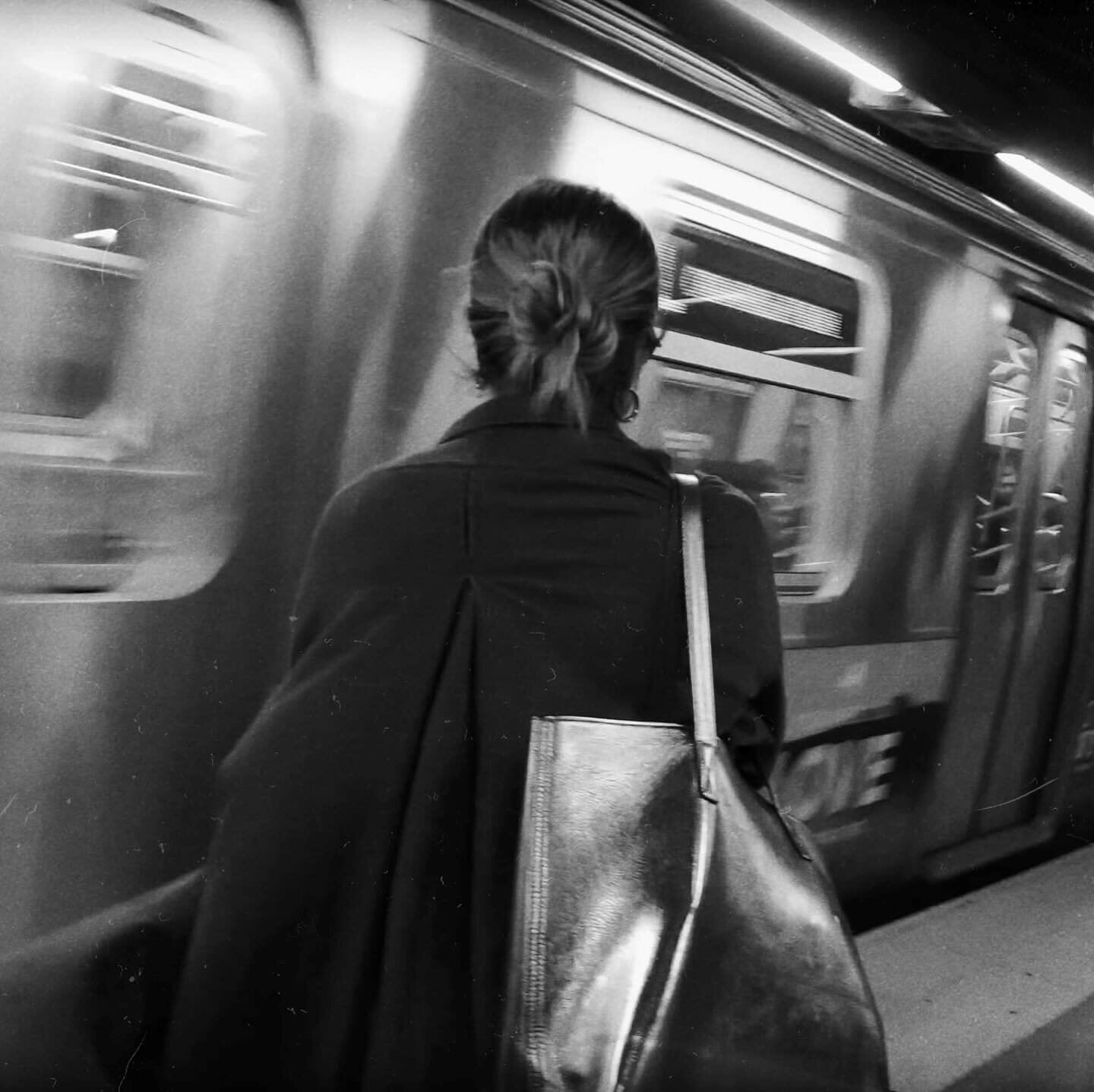 Metropolitana di New York, figura in banchina con treno in movimento, pellicola B&N — Giovanni Casale