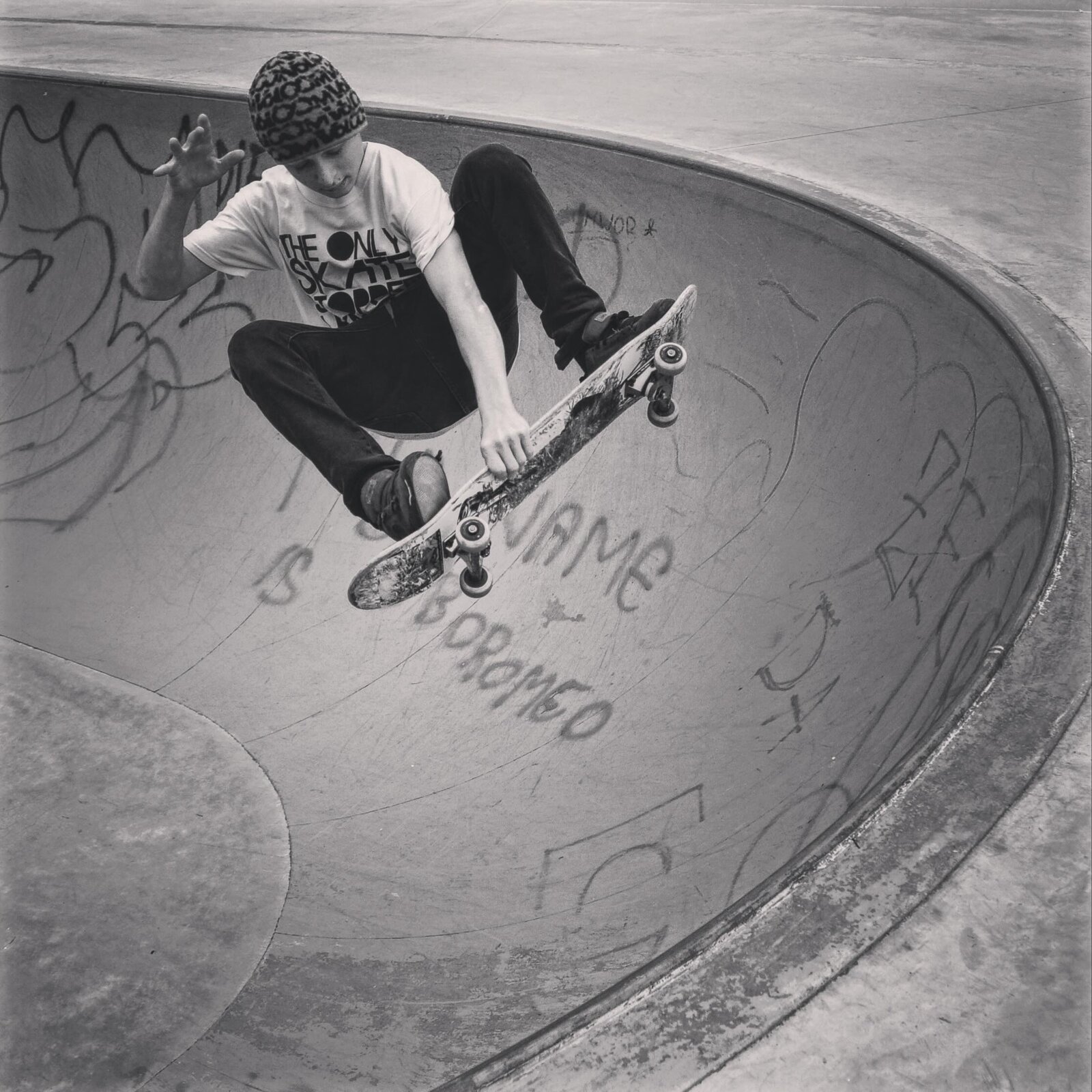 Skateboarder su bowl al Cineskate Park di Cinecittà Roma, luce dorata al tramonto — Giovanni Casale