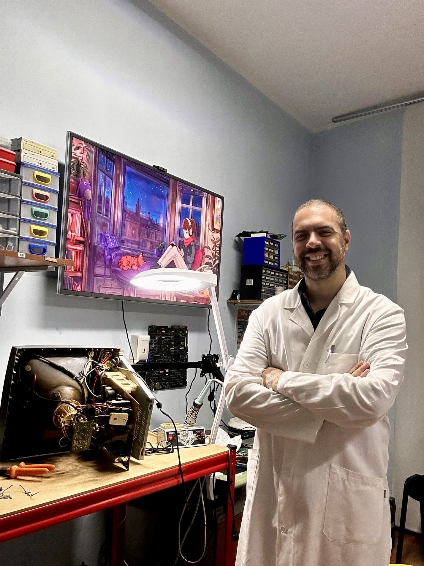 Giovanni Casale, tecnico elettronico specializzato in retro computer a Roma